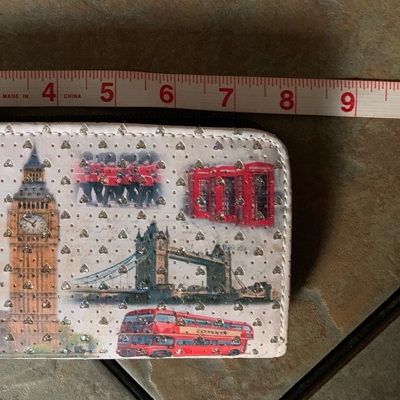 WALLET. NWT. Iconic Landmarks of London, England. Silver hearts all over… - Picture 6 of 6